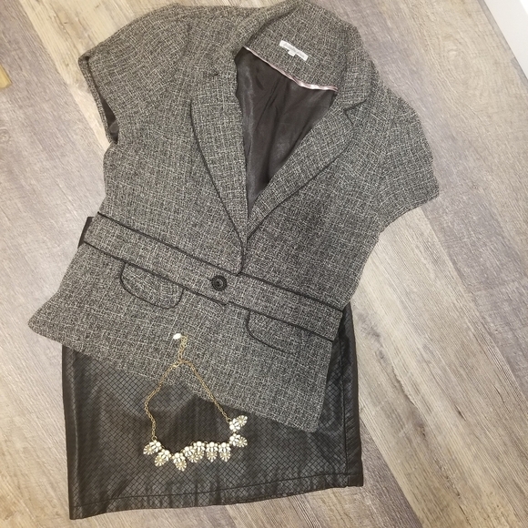 Charlotte Russe Short Sleeve Blazer - Picture 2 of 9